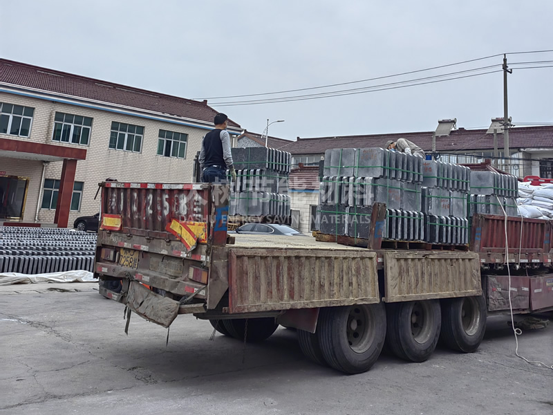 大樹節(jié)能水泥澆注推板裝車發(fā)貨